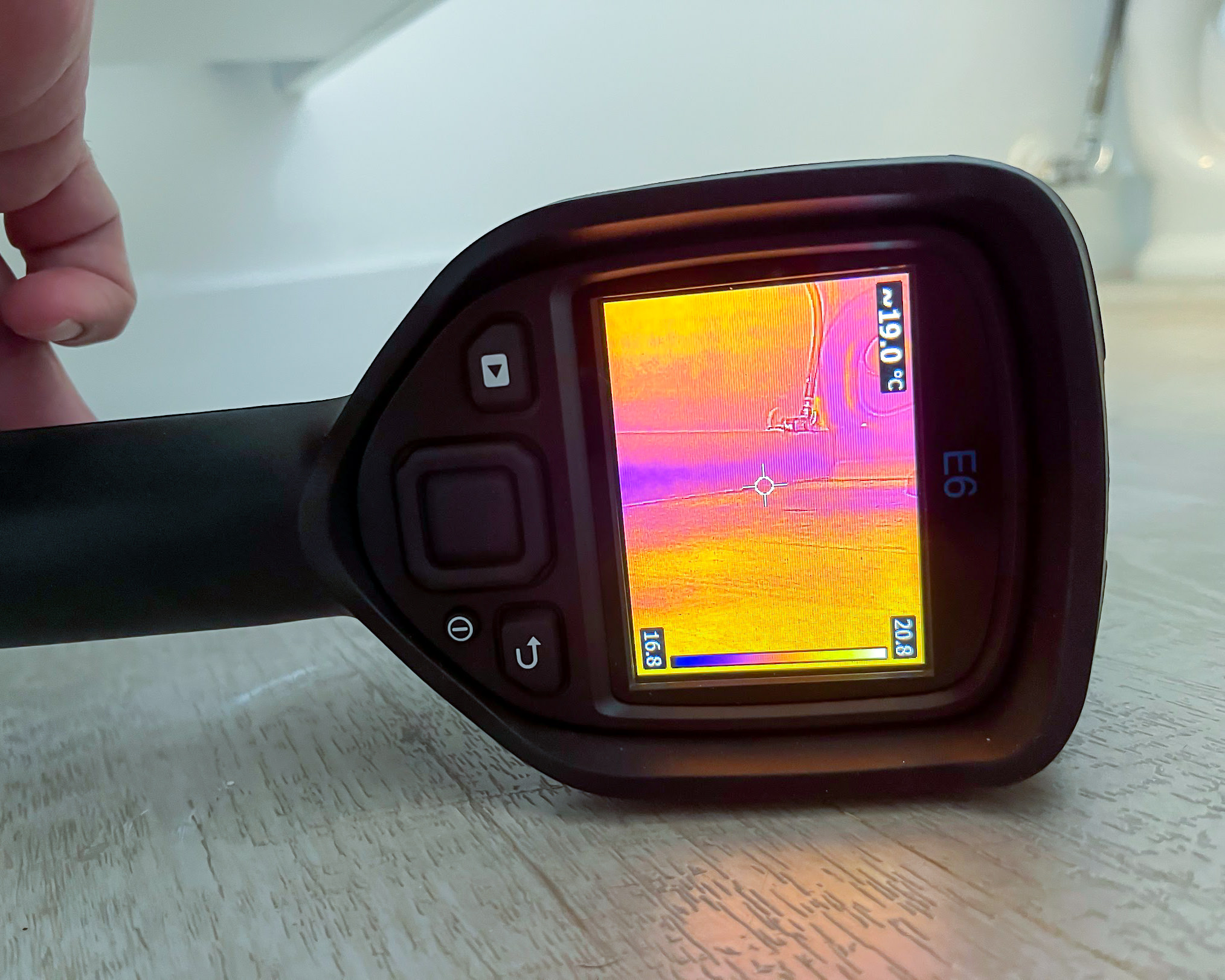 Thermal camera detection in bathroom showing moisture spread