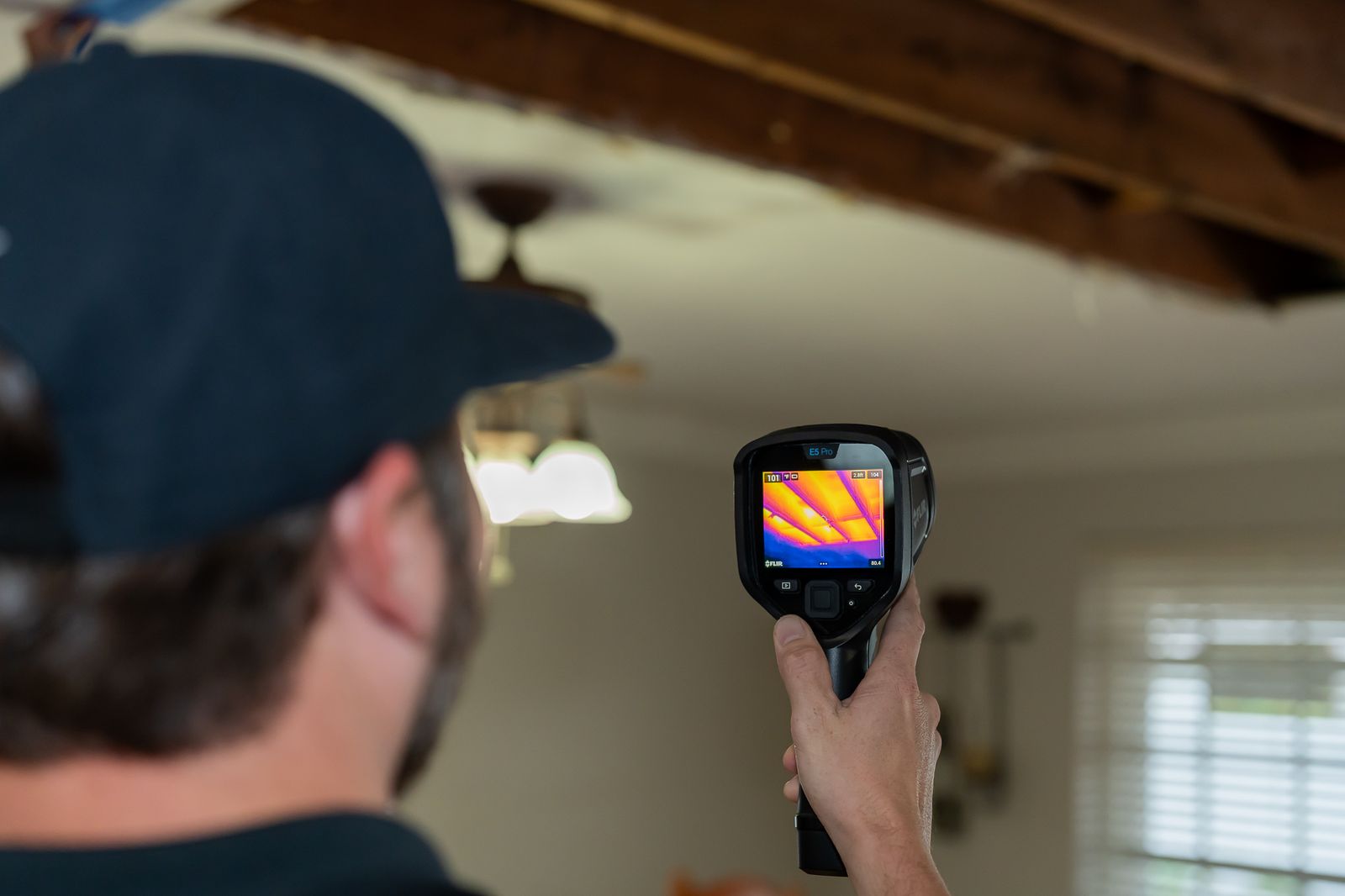 Thermal camera screen showing a moisture pattern during inspection